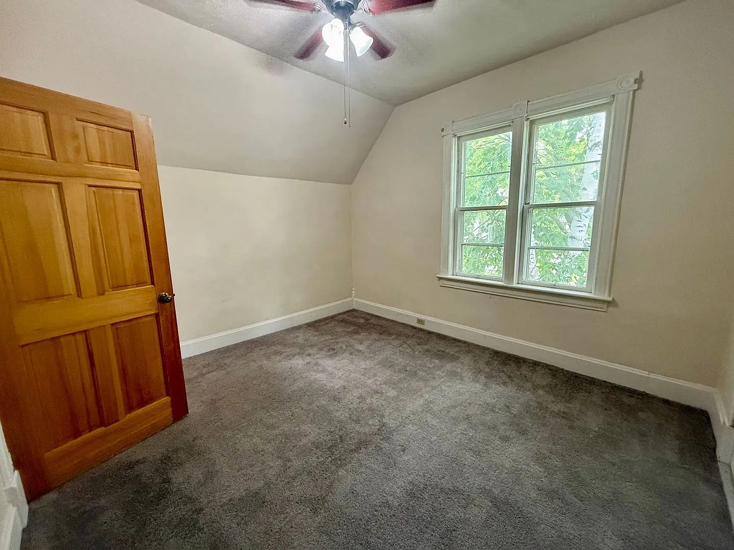 910 S 6th Ave — Photo 3
