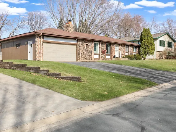 1054 Naumkeag St S, Shakopee, MN 55379