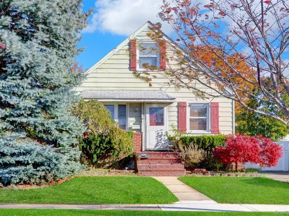 11 Wood Street, Lynbrook, NY 11563