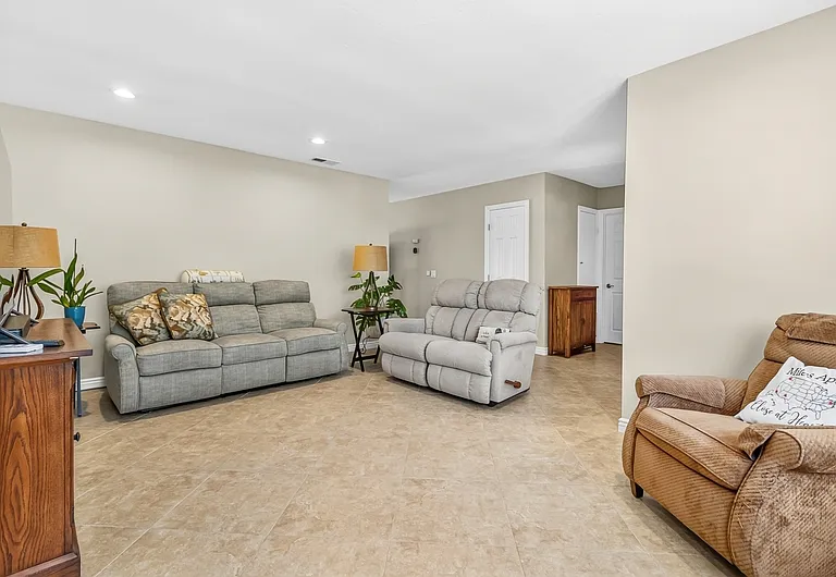 1115 Sayles Ct — Photo 7