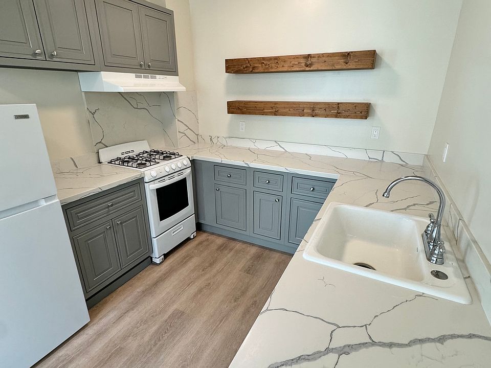 1st image of 940 Bay St APT 10