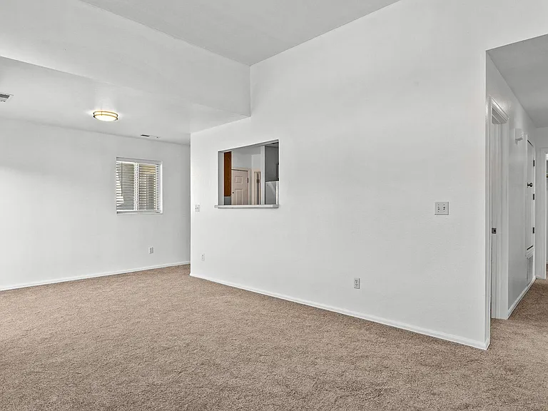 565 Redcliff Cir — Photo 13