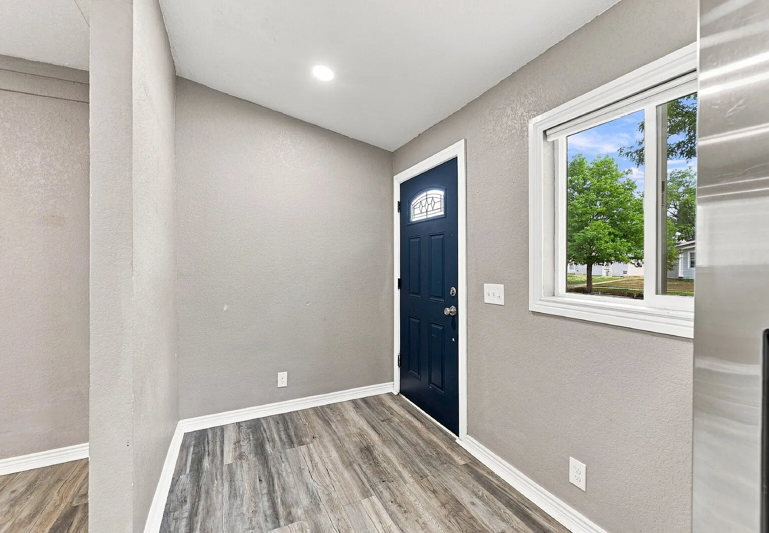 3 bed, 2.0 bath, 1206 sqft, $2,801 — Photo 4