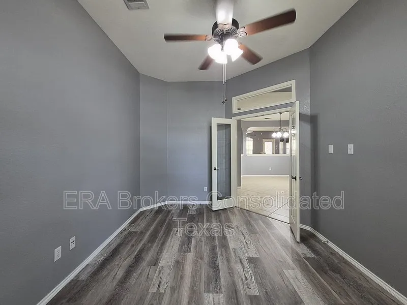3 bed, 2.5 bath, 2244 sqft, $2,600 — Photo 4