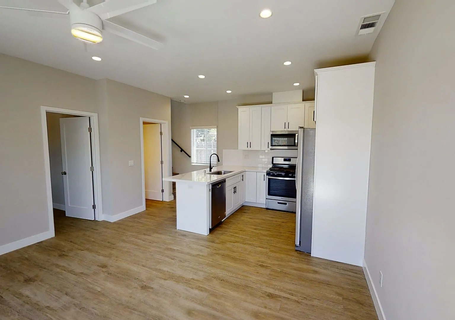 4BD/2BA, Spacious Yard — Photo 3