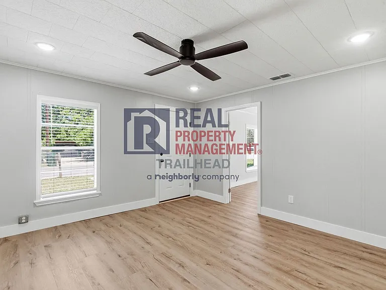 1040 N Clinton St — Photo 5