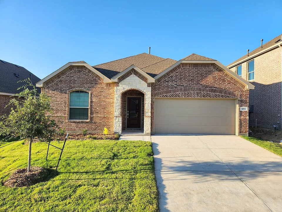 1202 Smoketree Ln