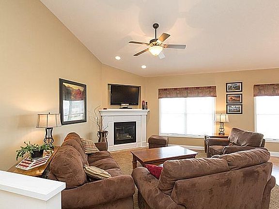 3rd image of 2731 Cambridge Dr