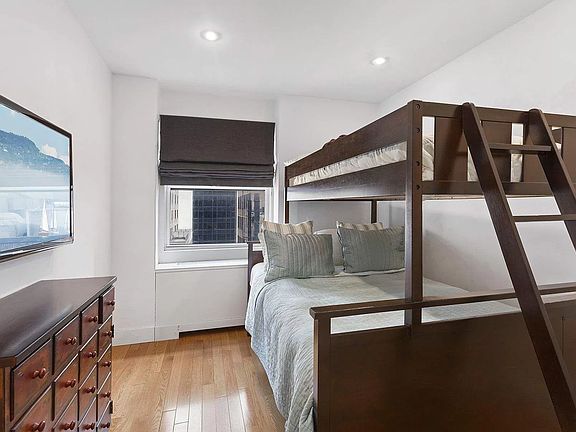 5th image of 58 W 58th St APT 11E