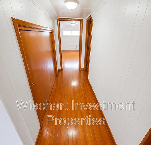 136 E Edwards St — Photo 8