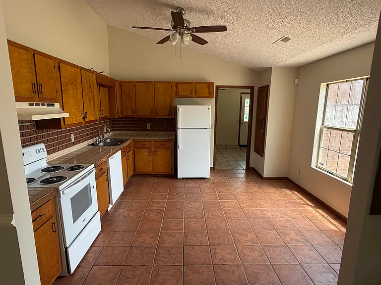 5830 Lost Creek Dr — Photo 4