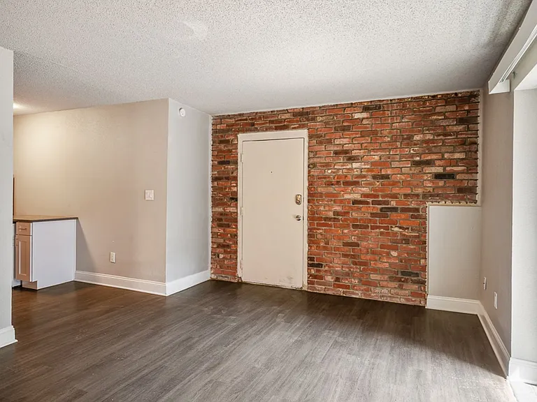 423-427 Maple Blvd — Photo 8