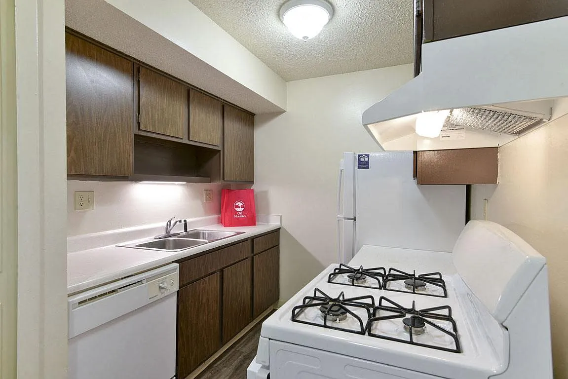 Old Monterey Apartments — Photo 2