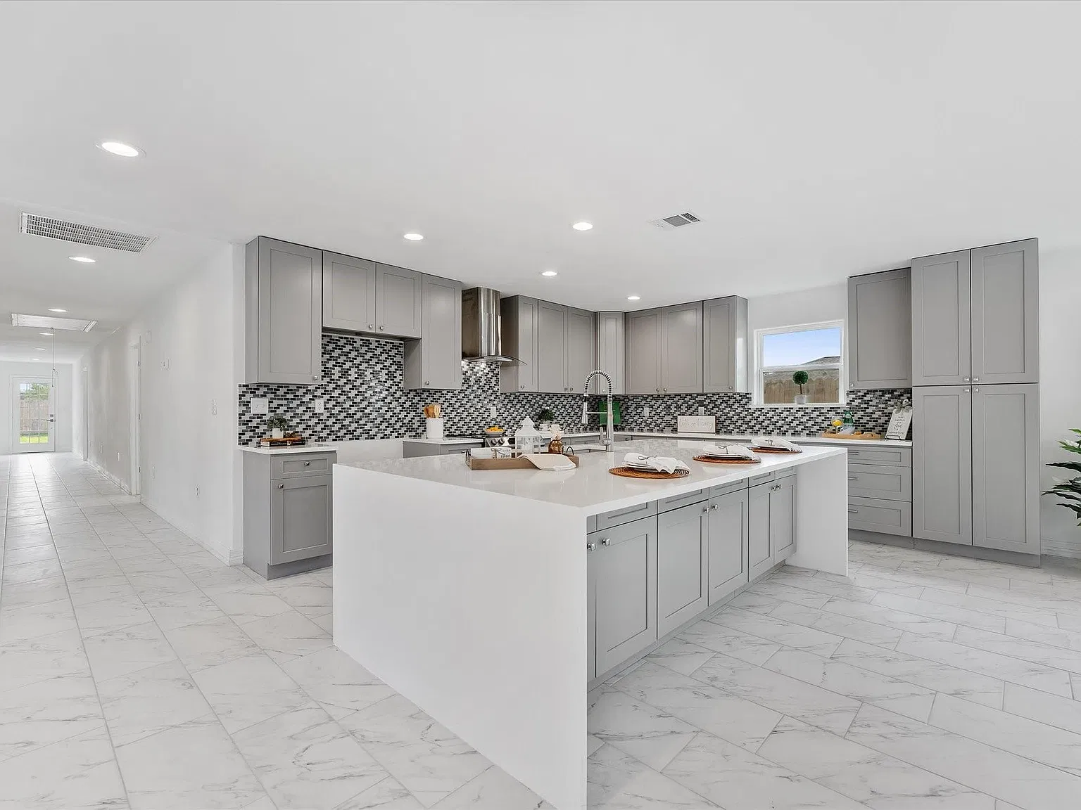 4 bed, 3.5 bath, 2764 sqft, $2,100 — Photo 1