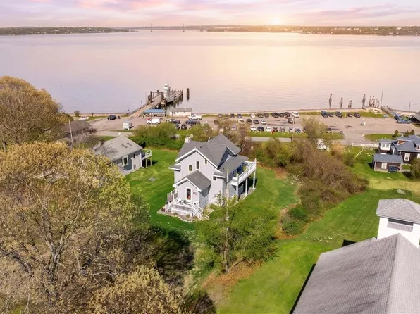 11 1st St, Portsmouth, RI 02871