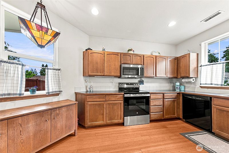 4th image of 8442 Bainbridge Loop NE