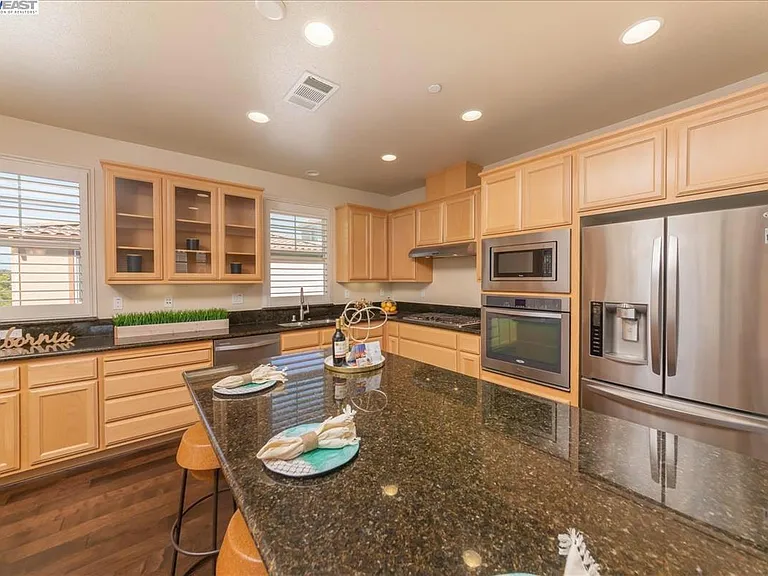 486 Selby Ln — Photo 11
