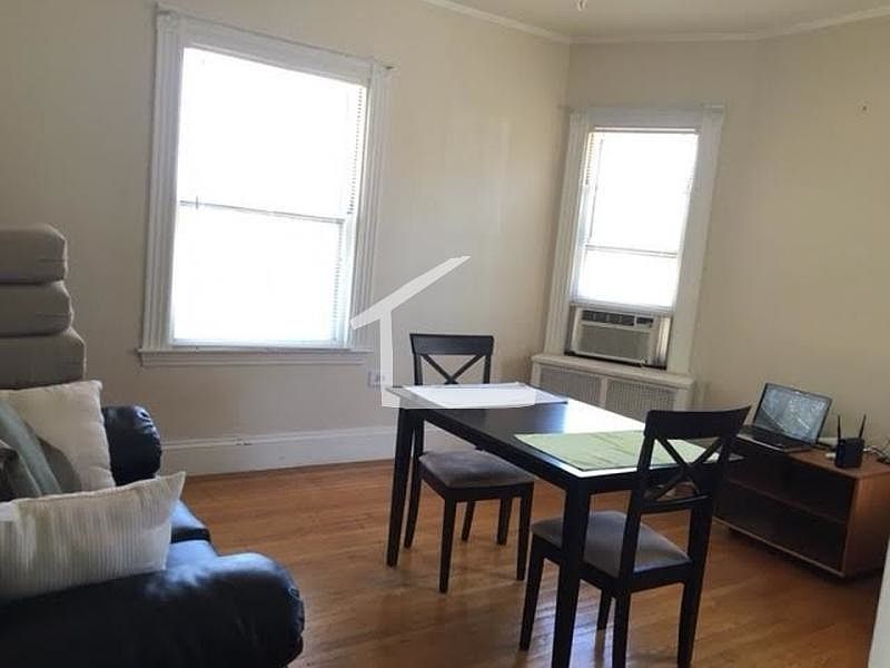 1st image of 4 Woodstock Ave #002