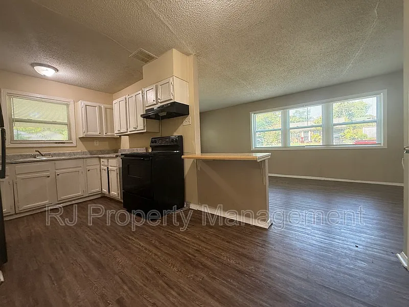 3 bed, 1.0 bath, 988 sqft, $995 — Photo 2