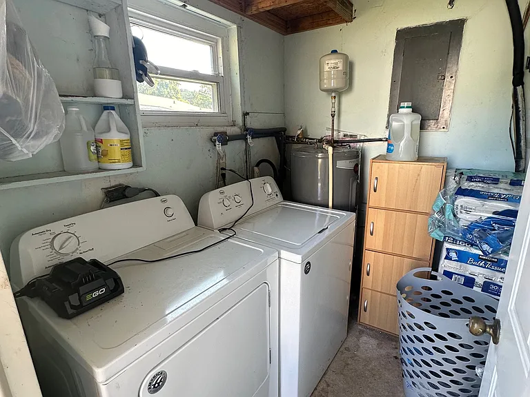 Washer & Dryer hookups available