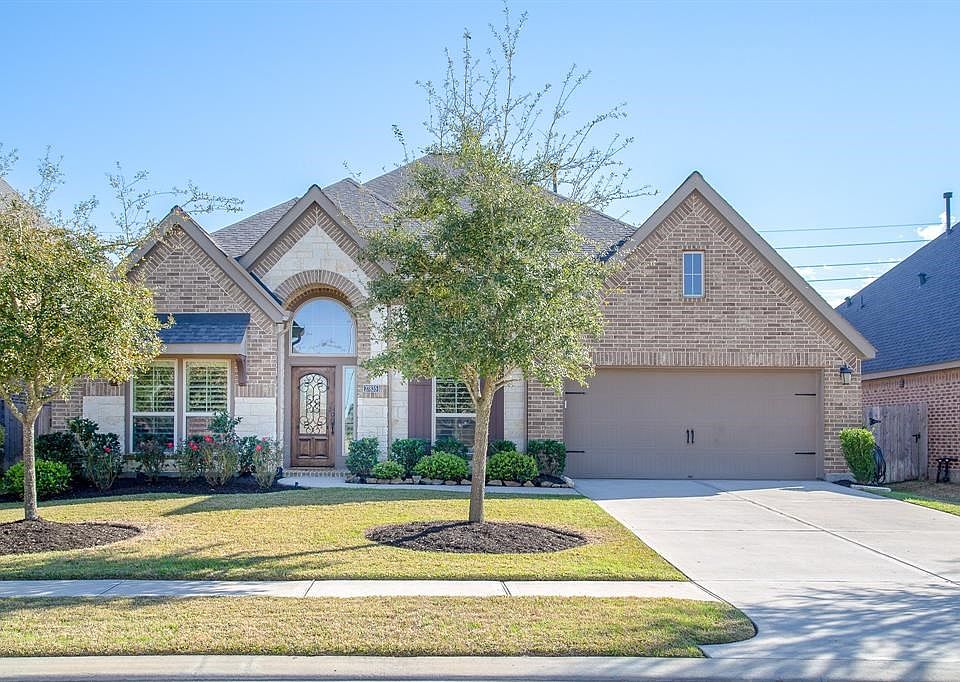Beyond this generously sized front yard, you find this beautiful and pristine Perry home! With multiple upgrades throughout, starting with this stone faced elevation, you will be pleasantly surprised with this home!