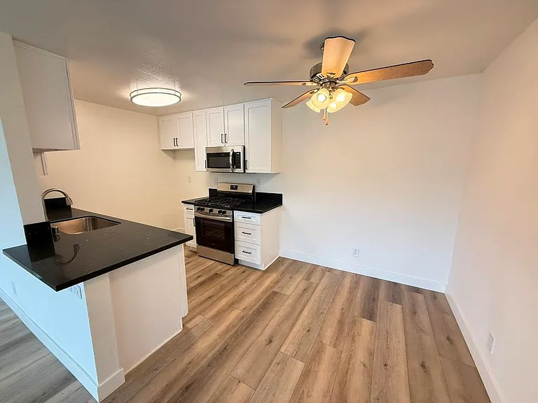 11033 Moorpark St #212 — Photo 18
