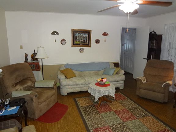 4th image of 107 W Cotton St
