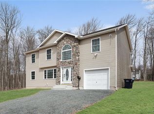 2841 Oak View Ln, Tobyhanna, PA 18466