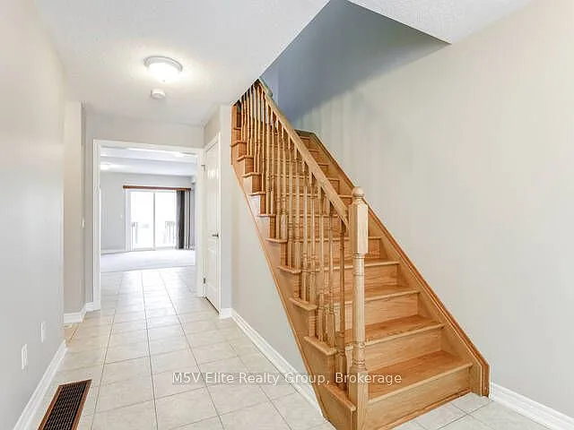 863 Cook Cres — Photo 3