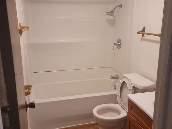 3rd image of 904 Julia Ave