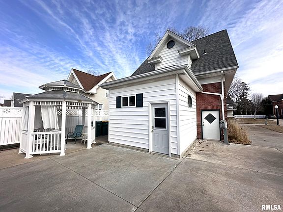 5th image of 1024 Bateman St