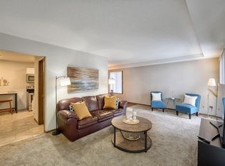 1117 Trailwood S, Hopkins, MN 55343