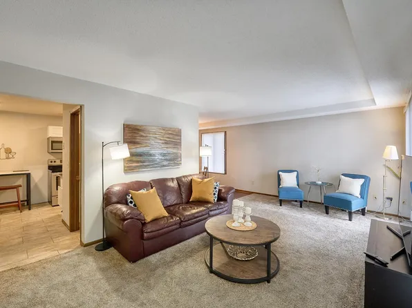 1117 Trailwood S, Hopkins, MN 55343