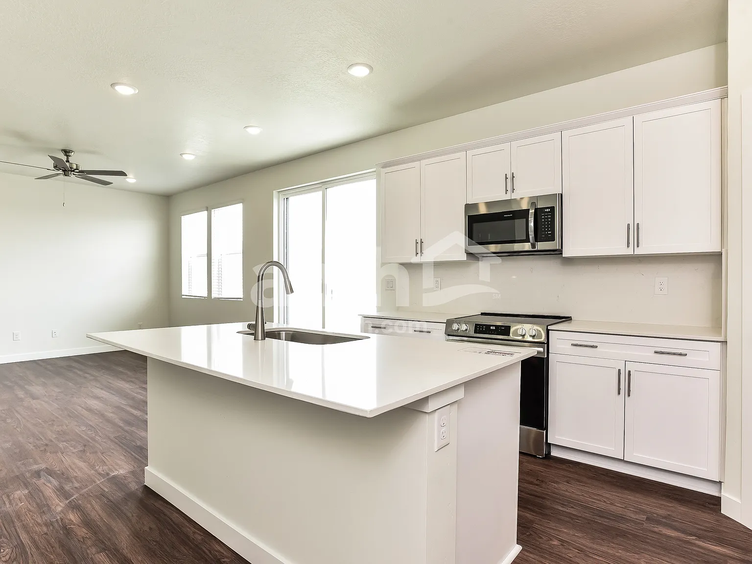 5 bed, 3.5 bath, 2442 sqft, $2,560 — Photo 4