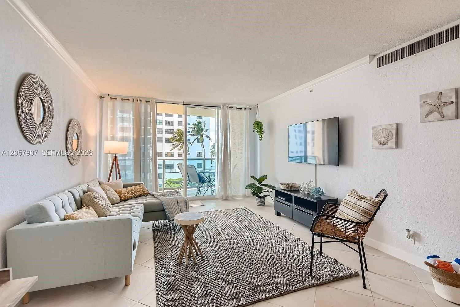 Wave Condo — Photo 1