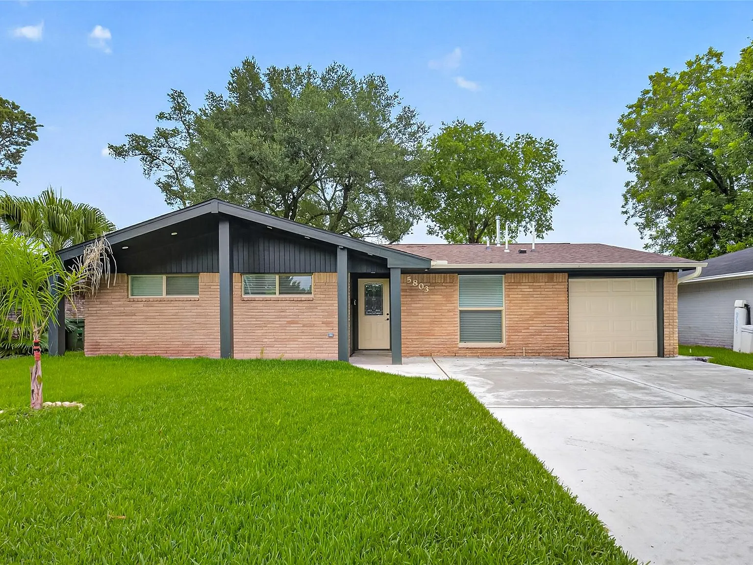 3 bed, 2.0 bath, 1492 sqft, $2,300 — Photo 2