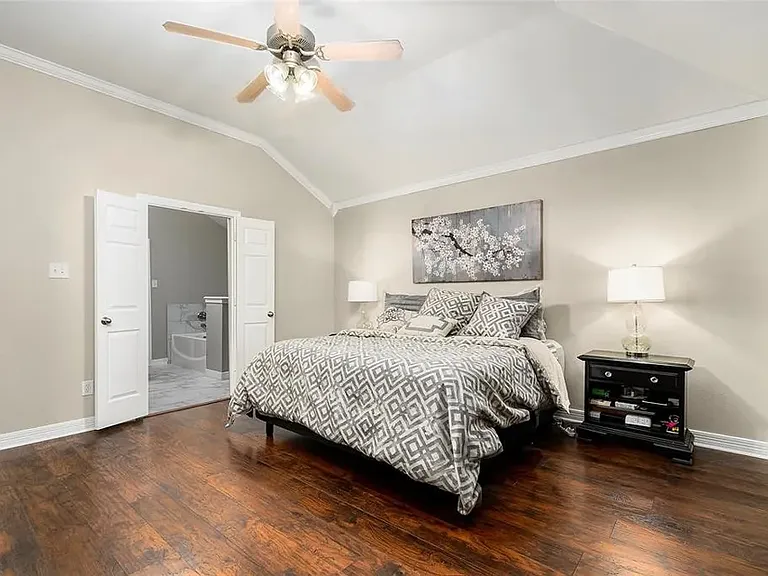 1910 Caroline Ave — Photo 13