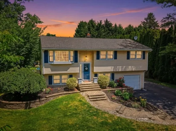 11 Hillside Dr, Clinton Town, NJ 08809