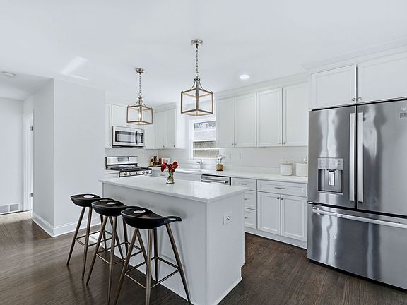3rd image of 740 Prairie Ave