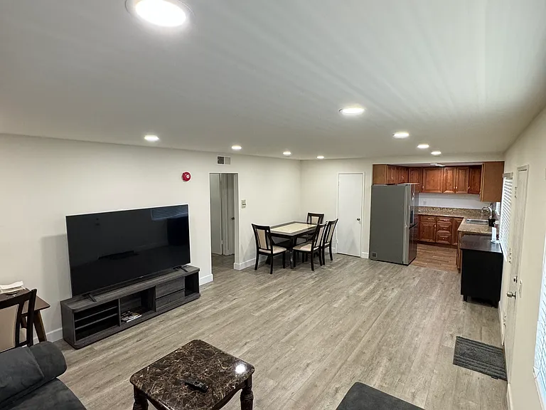 412 Burchett St #18 — Photo 1