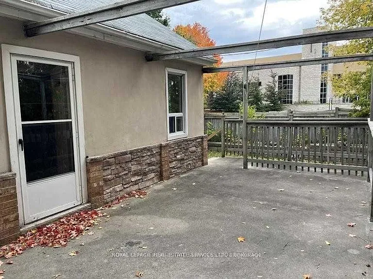 235 Lakeshore Rd W — Photo 13