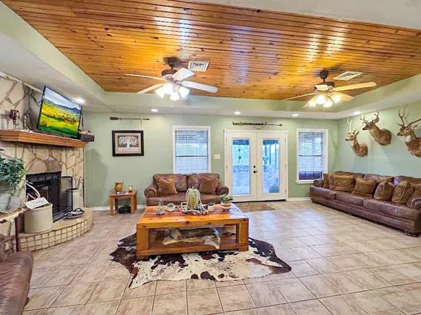 341 Red Wolf Ln, Brookeland, TX 75931