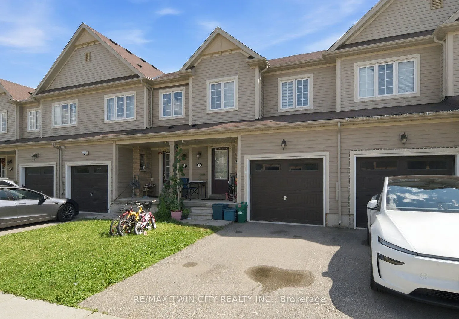 3 bed, $2,375 — Photo 2