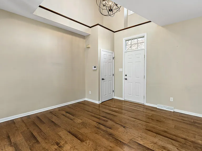 203 Boxwood Ct — Photo 3