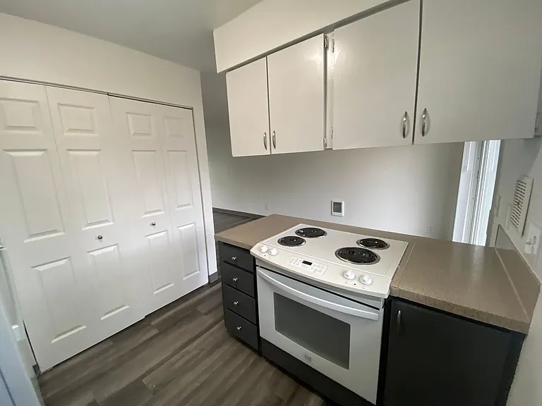 Pleasant Square Apartments — Photo 39