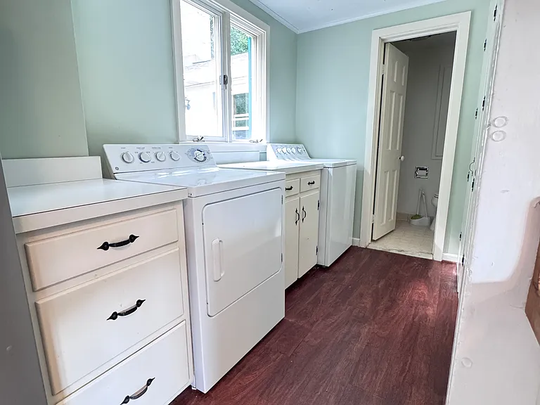 1253 Fairport Rd — Photo 10