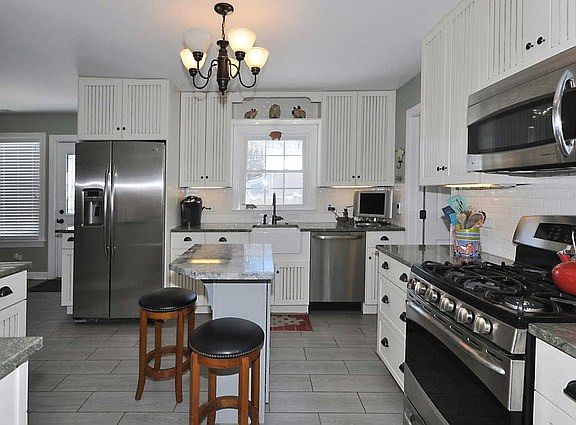 5th image of 218 Charlotte Pl