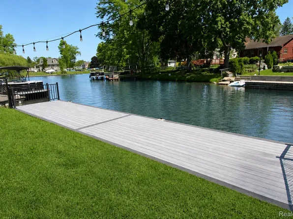 9474 Thames Blvd, White Lake, MI 48386