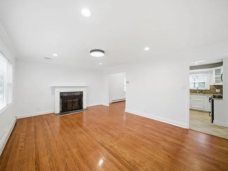 10 Lloyd Ave — Photo 5
