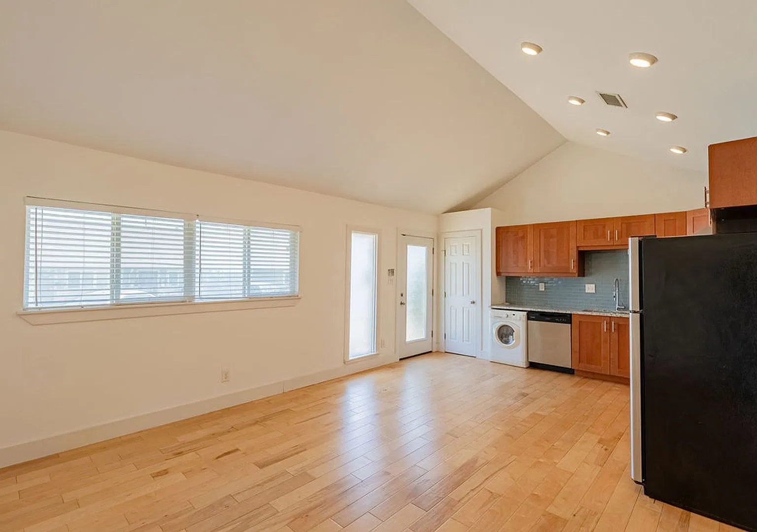 Beautiful 2 bedroom, 1 bathroom home in Windsor Park — Photo 4